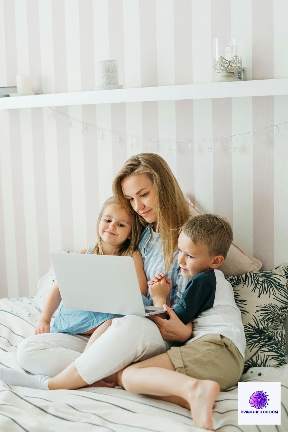 A hum talking to her 2 kids about the online world and technology use, online gaming and social media.