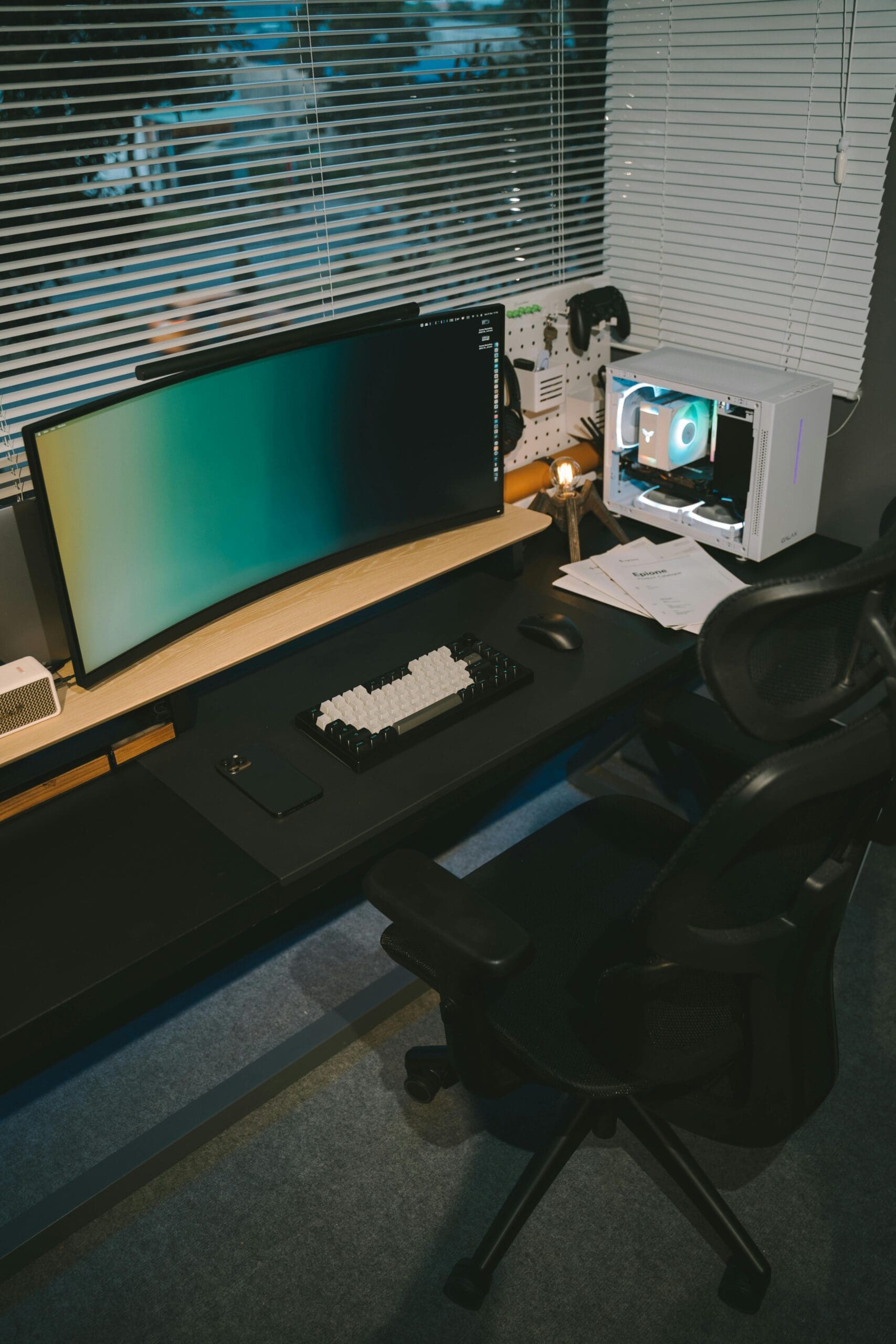 When working from home (WFH), creating an ergonomic home office setup is no longer a luxury—it's a necessity, especially for your back. With the rise of remote work, more people are spending hours in their home offices, making it crucial to design a space that promotes health, productivity, and comfort.